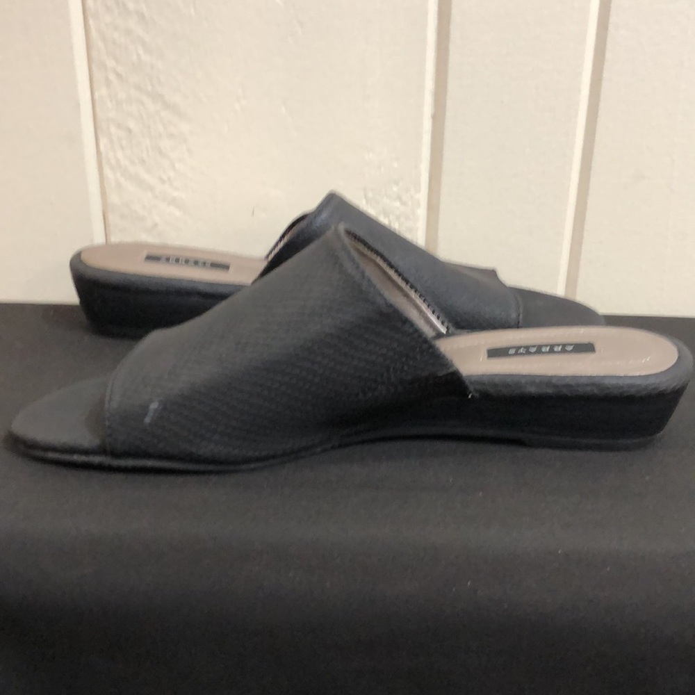 Array Black Low Heel - Picture 6 of 12